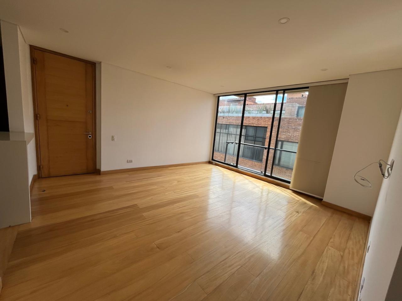 Sala amplia con ventanales