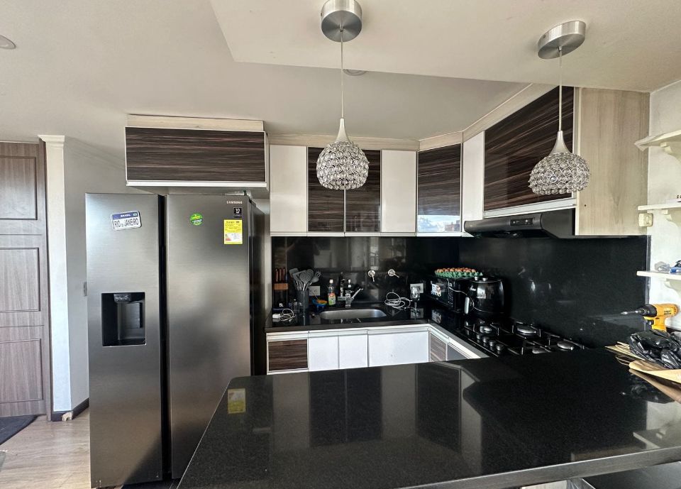 Sala amplia con ventanales